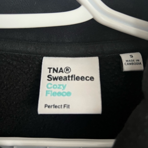 ARITZIA half zip - Picture 3 of 3